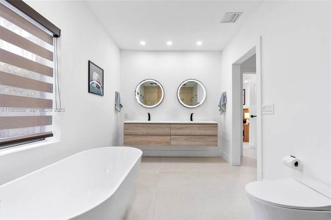 For Sale: $2,299,000 (5 beds, 4 baths, 3739 Square Feet)