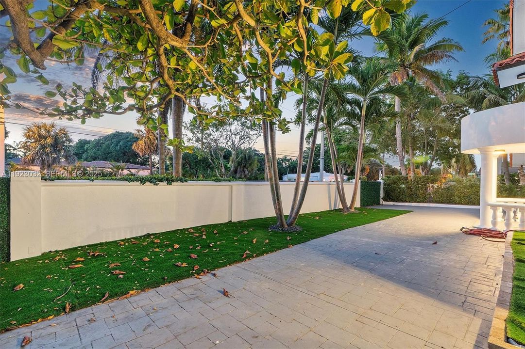 For Sale: $2,299,000 (5 beds, 4 baths, 3739 Square Feet)