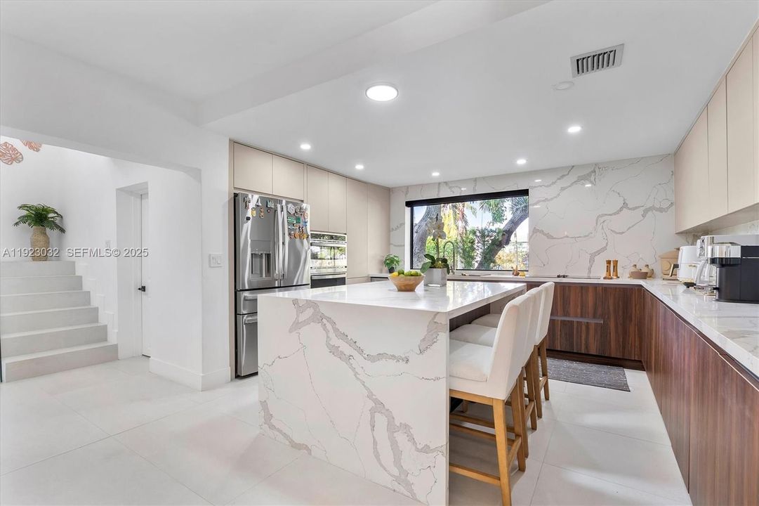 For Sale: $2,299,000 (5 beds, 4 baths, 3739 Square Feet)