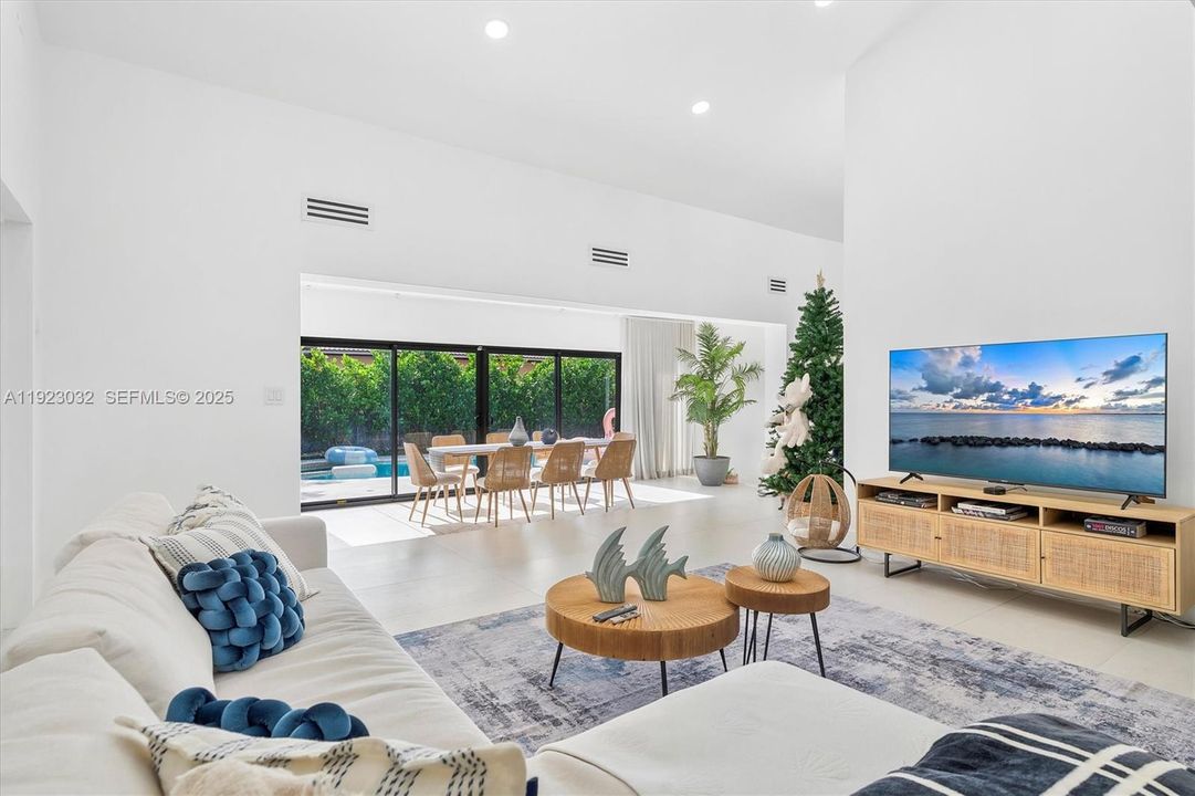 For Sale: $2,299,000 (5 beds, 4 baths, 3739 Square Feet)