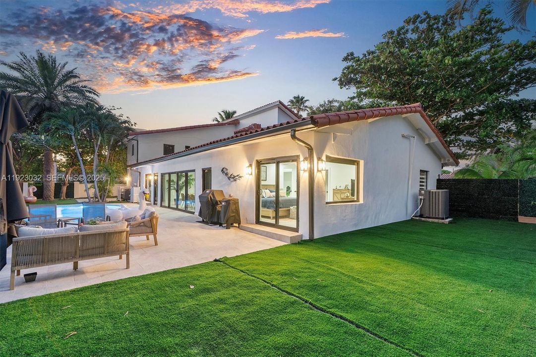 For Sale: $2,299,000 (5 beds, 4 baths, 3739 Square Feet)