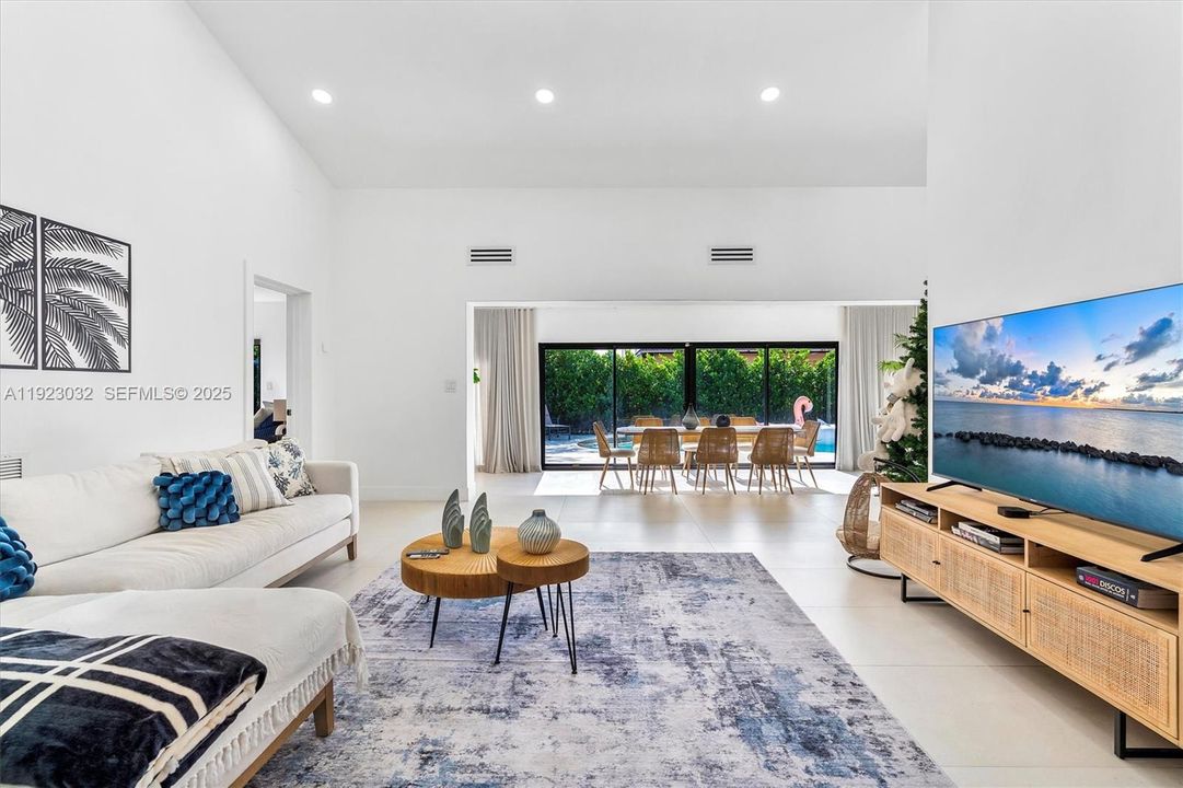 For Sale: $2,299,000 (5 beds, 4 baths, 3739 Square Feet)