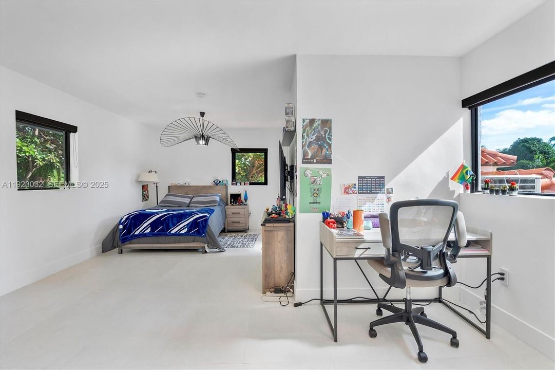 For Sale: $2,299,000 (5 beds, 4 baths, 3739 Square Feet)