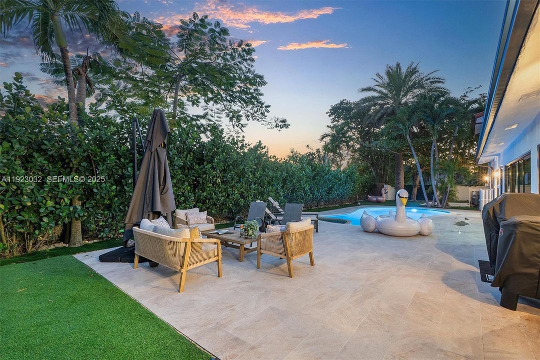 For Sale: $2,299,000 (5 beds, 4 baths, 3739 Square Feet)