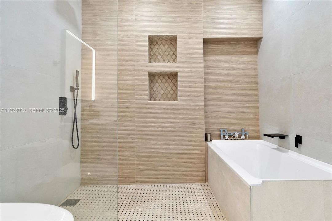 For Sale: $2,299,000 (5 beds, 4 baths, 3739 Square Feet)