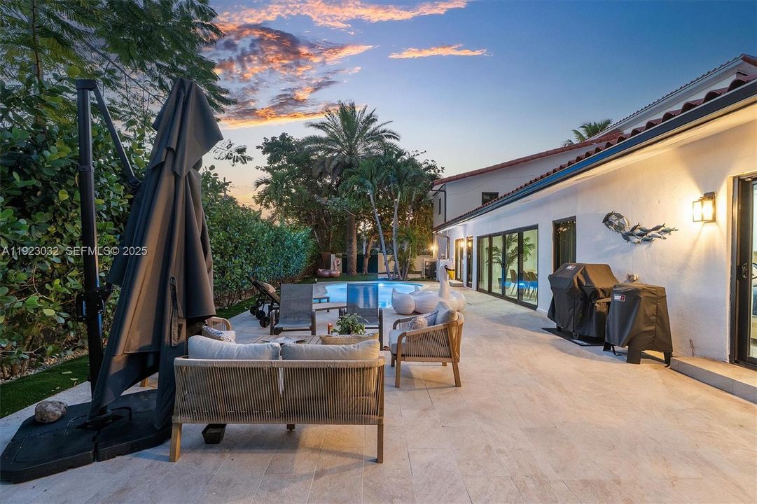 For Sale: $2,299,000 (5 beds, 4 baths, 3739 Square Feet)