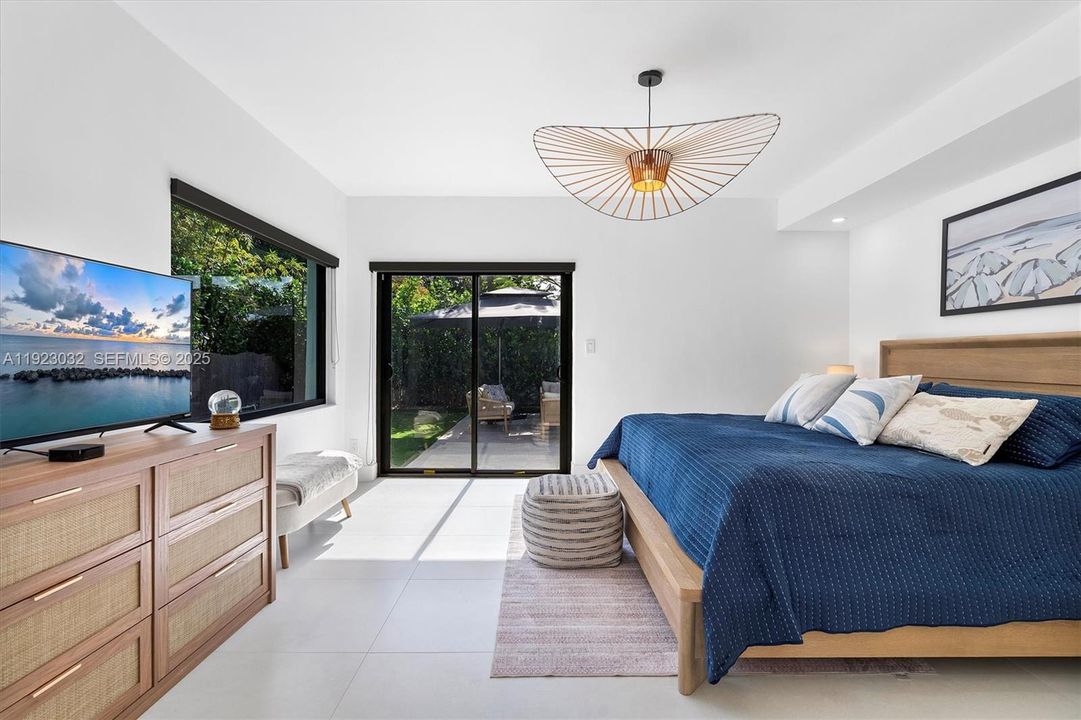 For Sale: $2,299,000 (5 beds, 4 baths, 3739 Square Feet)