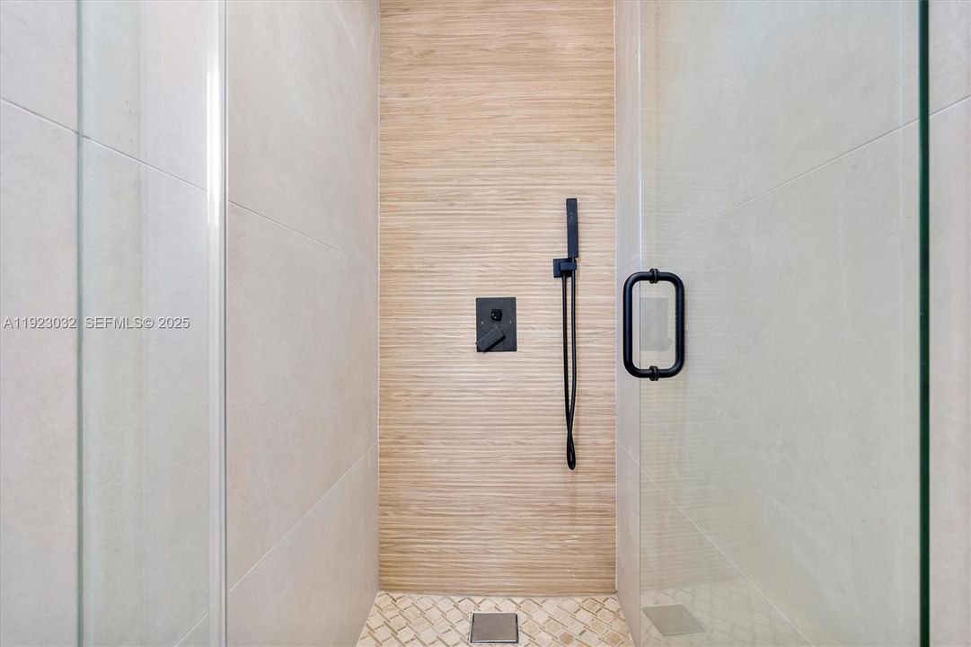 For Sale: $2,299,000 (5 beds, 4 baths, 3739 Square Feet)