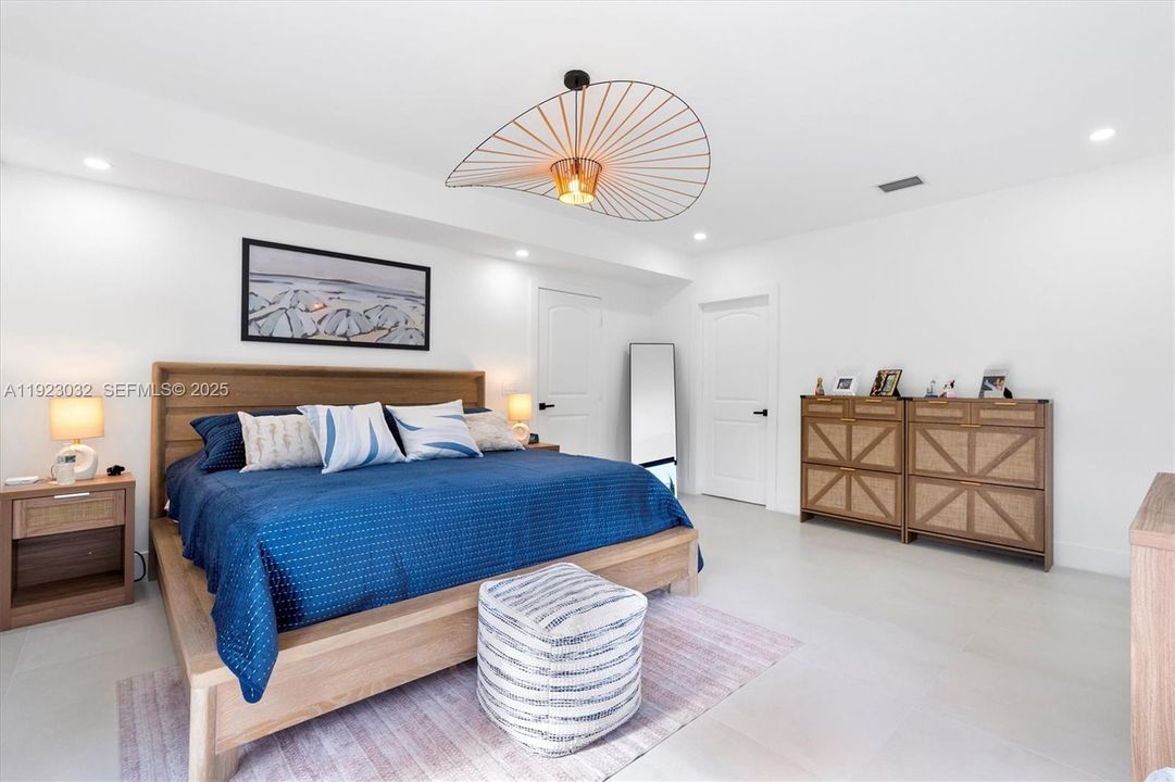 For Sale: $2,299,000 (5 beds, 4 baths, 3739 Square Feet)