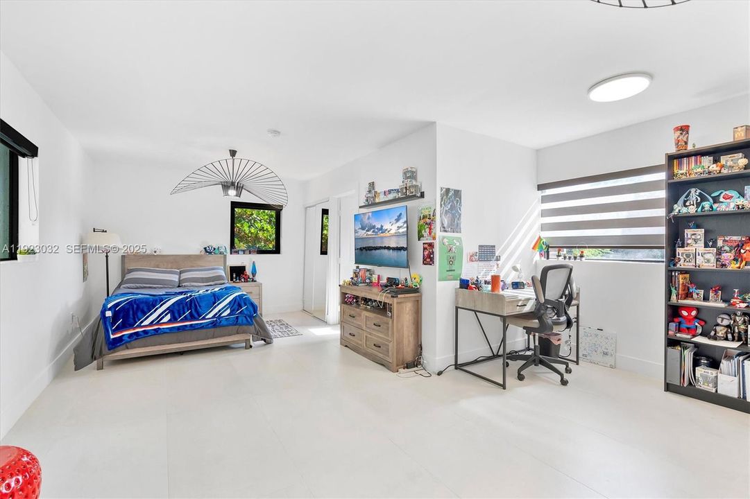 For Sale: $2,299,000 (5 beds, 4 baths, 3739 Square Feet)