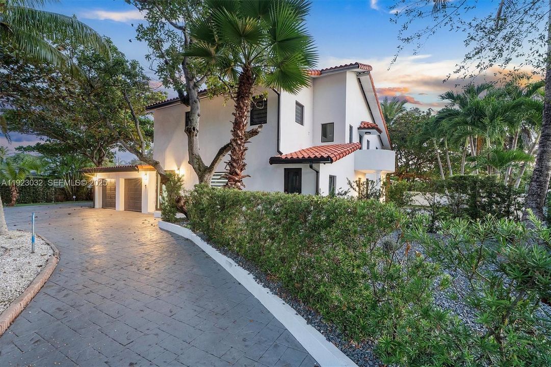 For Sale: $2,299,000 (5 beds, 4 baths, 3739 Square Feet)