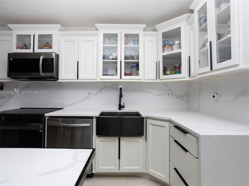 На продажу: $350,000 (2 спален, 1 ванн, 900 Квадратных фут)