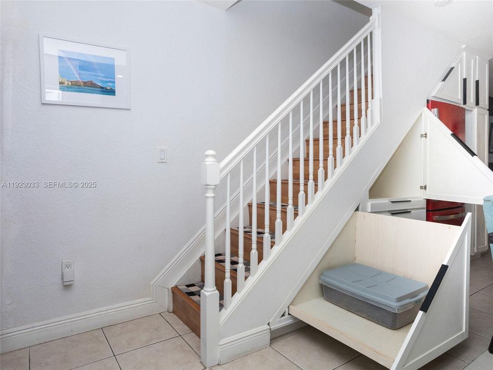 На продажу: $350,000 (2 спален, 1 ванн, 900 Квадратных фут)