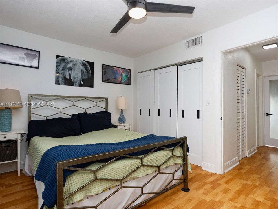 На продажу: $350,000 (2 спален, 1 ванн, 900 Квадратных фут)