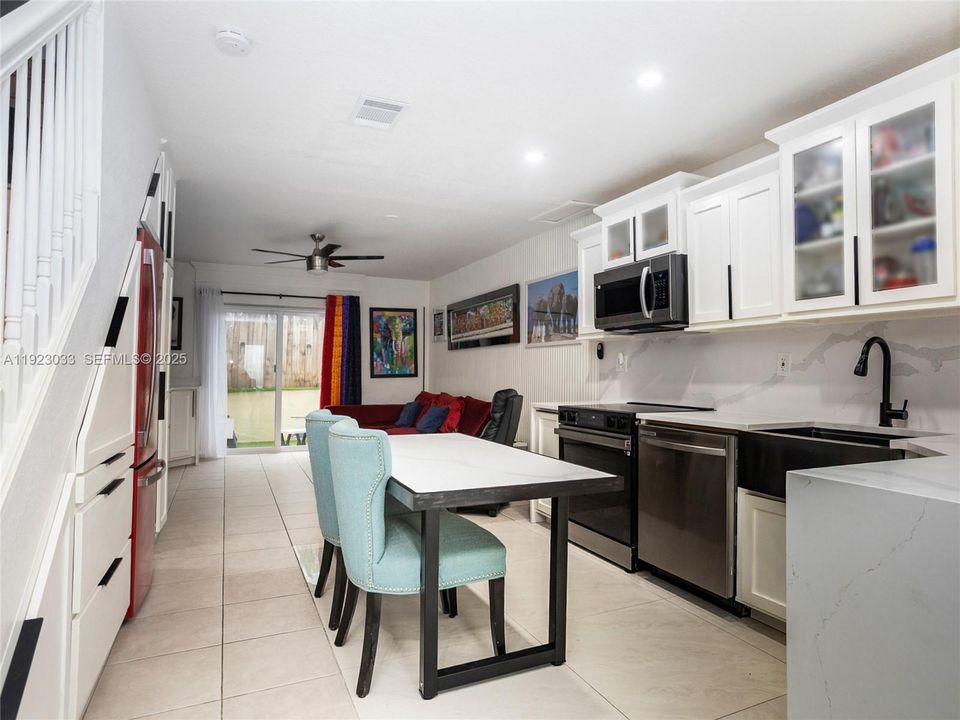 На продажу: $350,000 (2 спален, 1 ванн, 900 Квадратных фут)