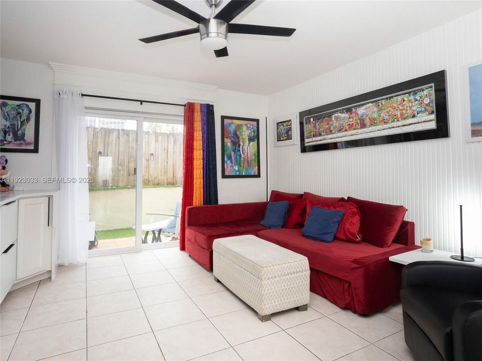 На продажу: $350,000 (2 спален, 1 ванн, 900 Квадратных фут)