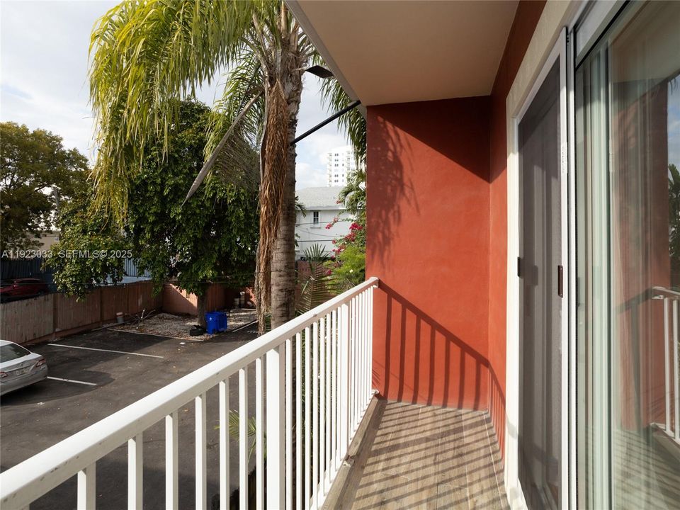 На продажу: $350,000 (2 спален, 1 ванн, 900 Квадратных фут)