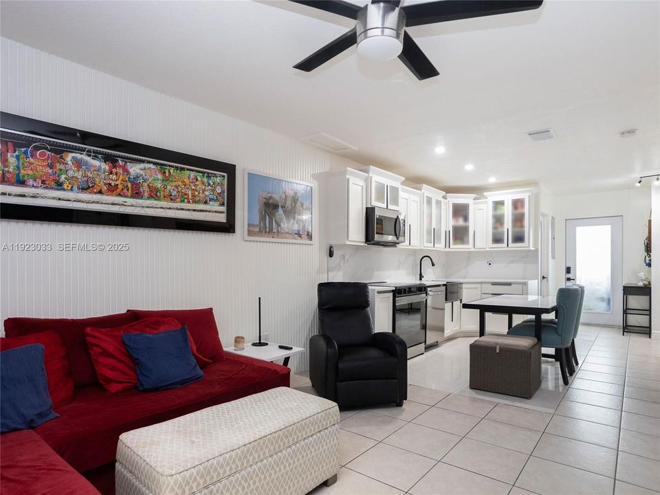 На продажу: $350,000 (2 спален, 1 ванн, 900 Квадратных фут)