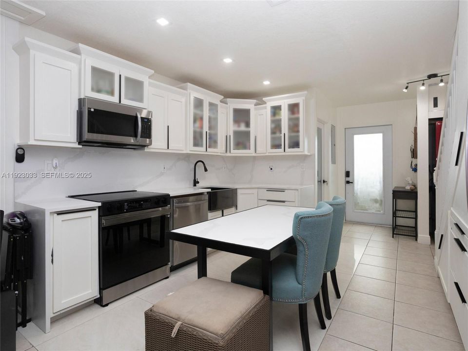 На продажу: $350,000 (2 спален, 1 ванн, 900 Квадратных фут)