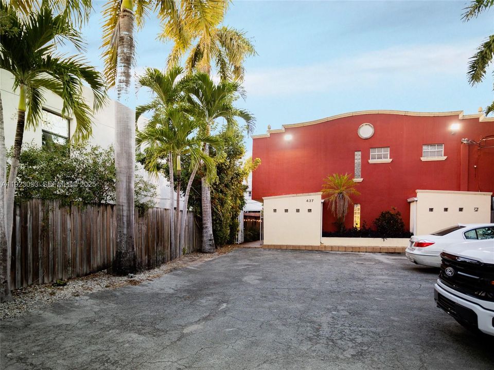 На продажу: $350,000 (2 спален, 1 ванн, 900 Квадратных фут)