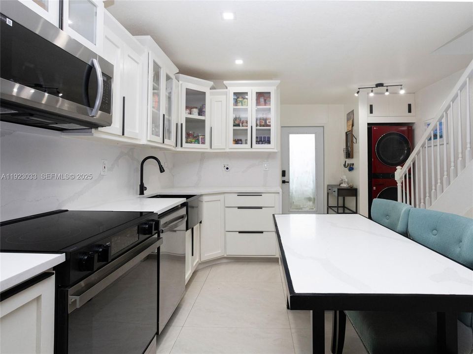 На продажу: $350,000 (2 спален, 1 ванн, 900 Квадратных фут)