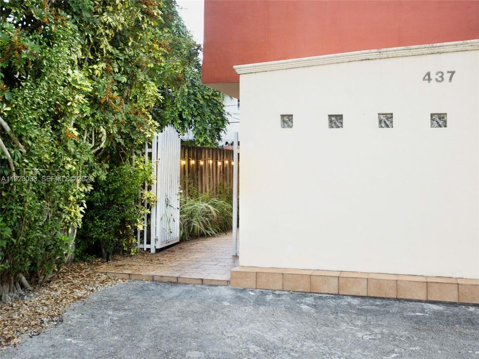 На продажу: $350,000 (2 спален, 1 ванн, 900 Квадратных фут)