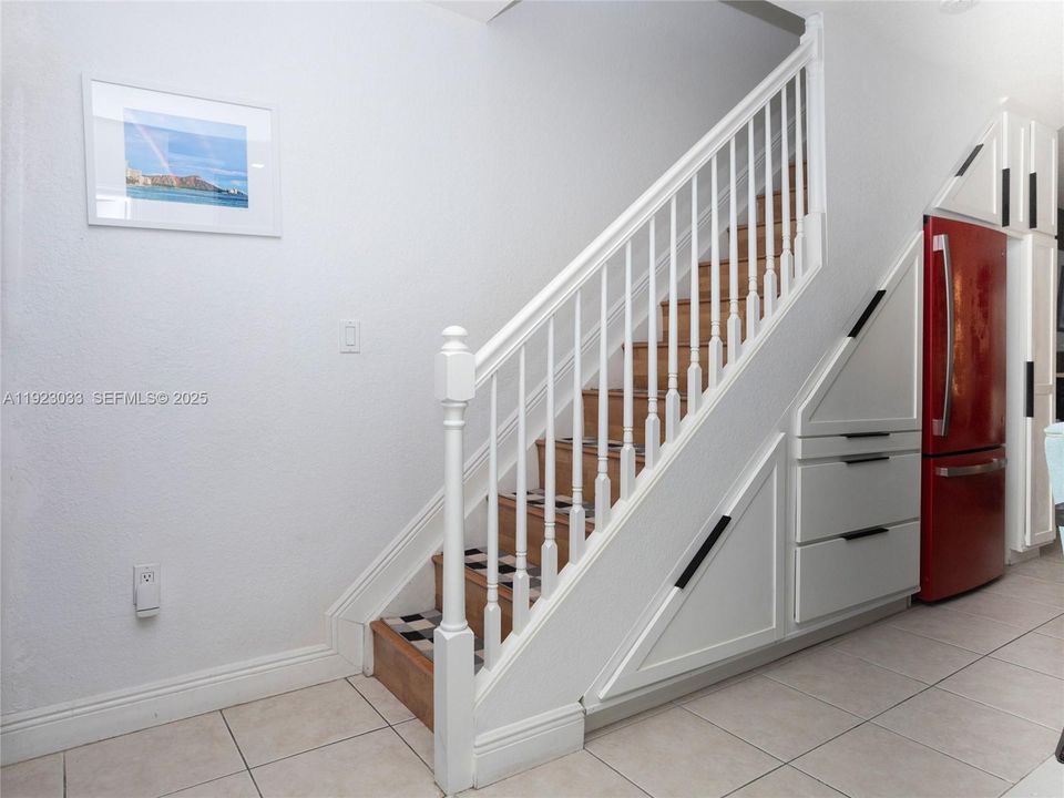 На продажу: $350,000 (2 спален, 1 ванн, 900 Квадратных фут)