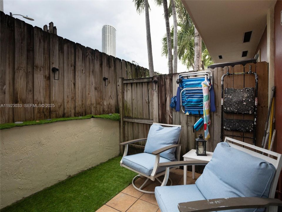 На продажу: $350,000 (2 спален, 1 ванн, 900 Квадратных фут)