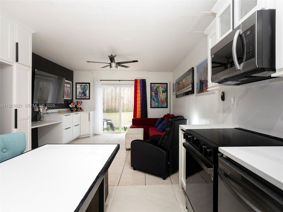 На продажу: $350,000 (2 спален, 1 ванн, 900 Квадратных фут)