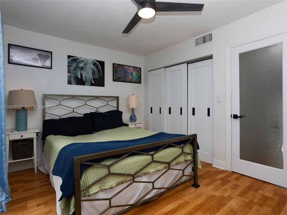 На продажу: $350,000 (2 спален, 1 ванн, 900 Квадратных фут)