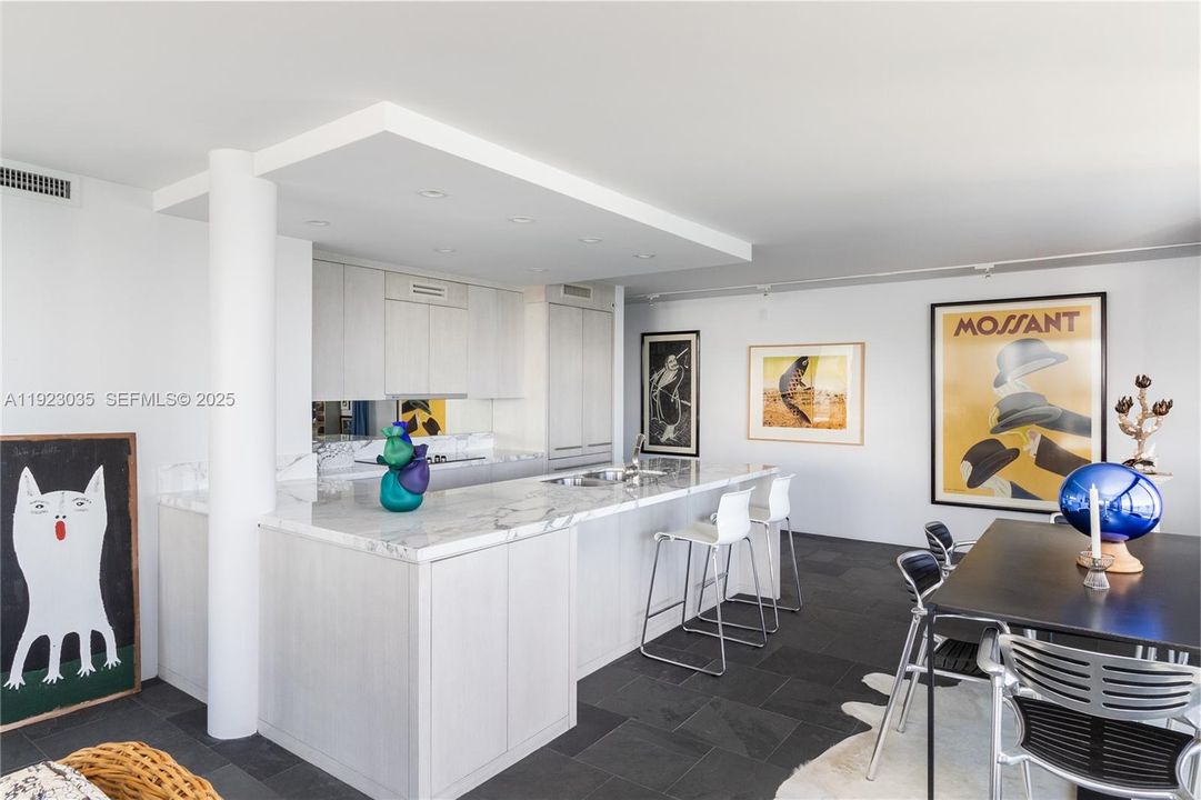 For Sale: $633,000 (1 beds, 2 baths, 1230 Square Feet)