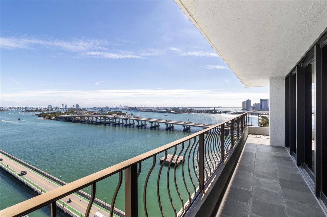 For Sale: $633,000 (1 beds, 2 baths, 1230 Square Feet)