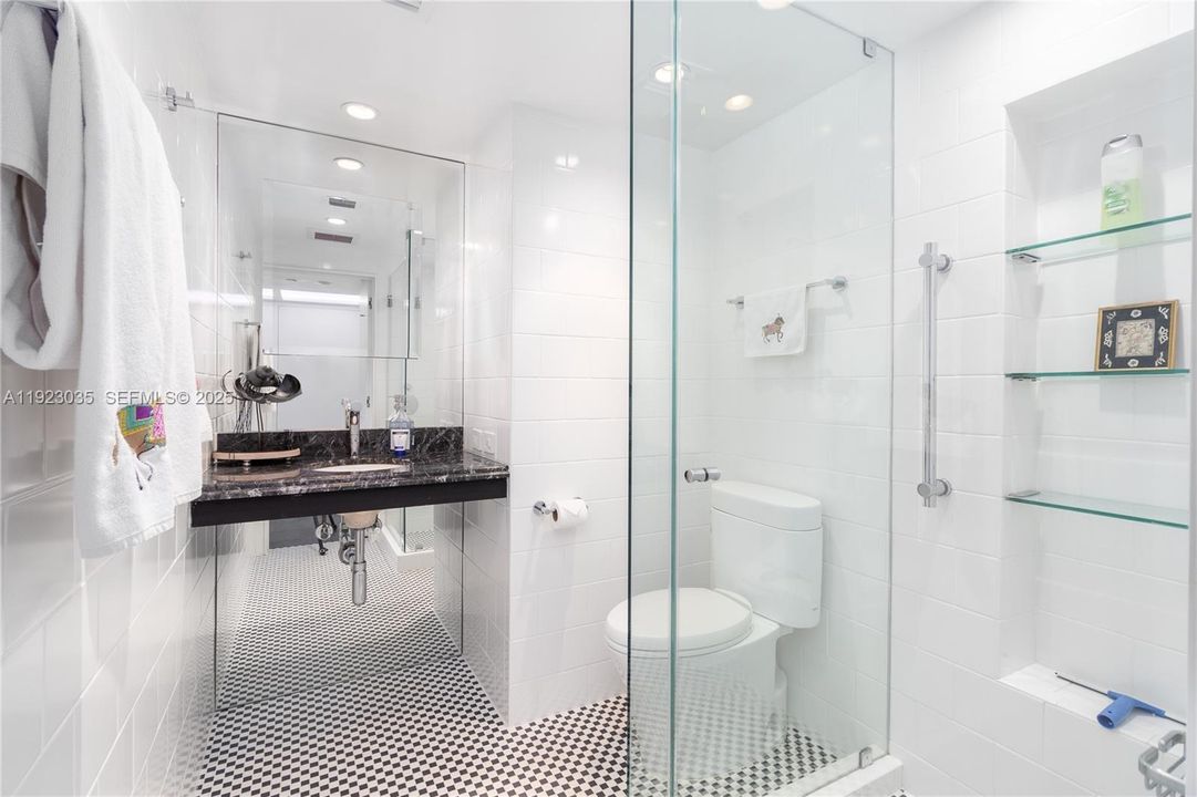 For Sale: $633,000 (1 beds, 2 baths, 1230 Square Feet)