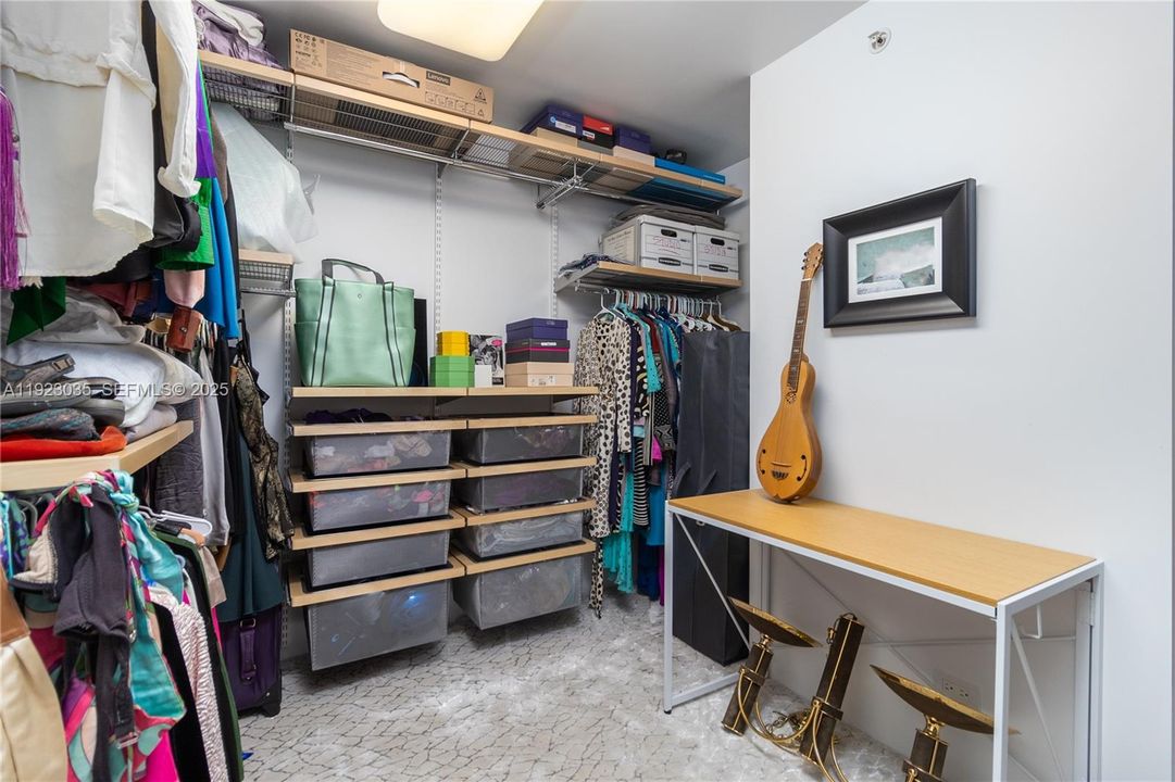 For Sale: $633,000 (1 beds, 2 baths, 1230 Square Feet)