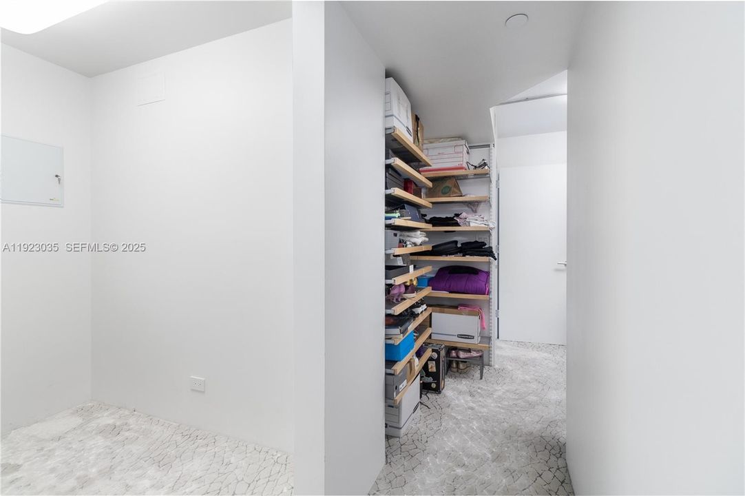 For Sale: $633,000 (1 beds, 2 baths, 1230 Square Feet)