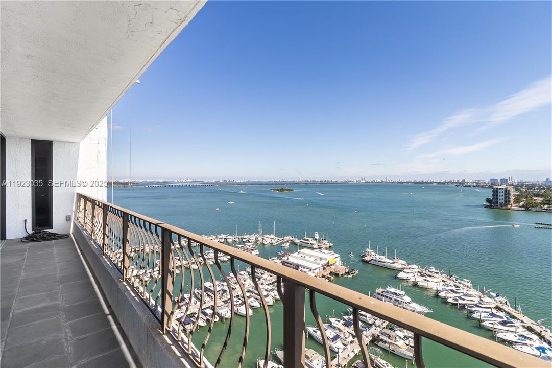 For Sale: $633,000 (1 beds, 2 baths, 1230 Square Feet)