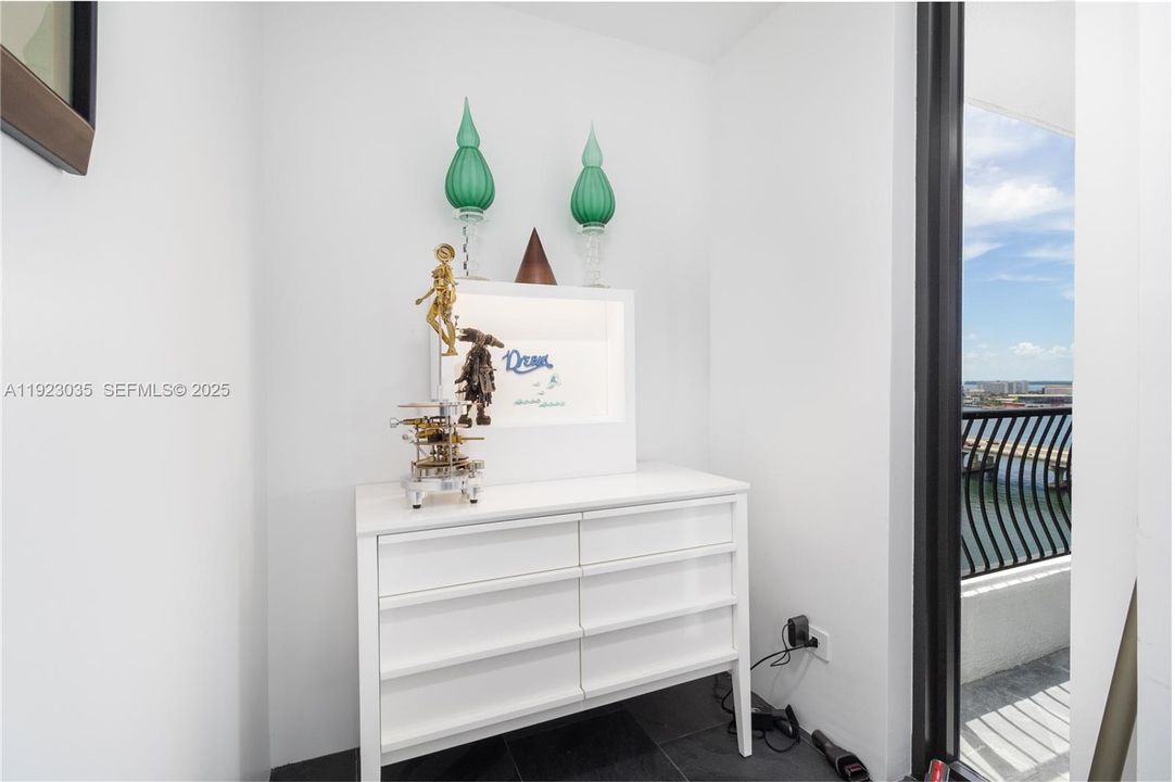 For Sale: $633,000 (1 beds, 2 baths, 1230 Square Feet)