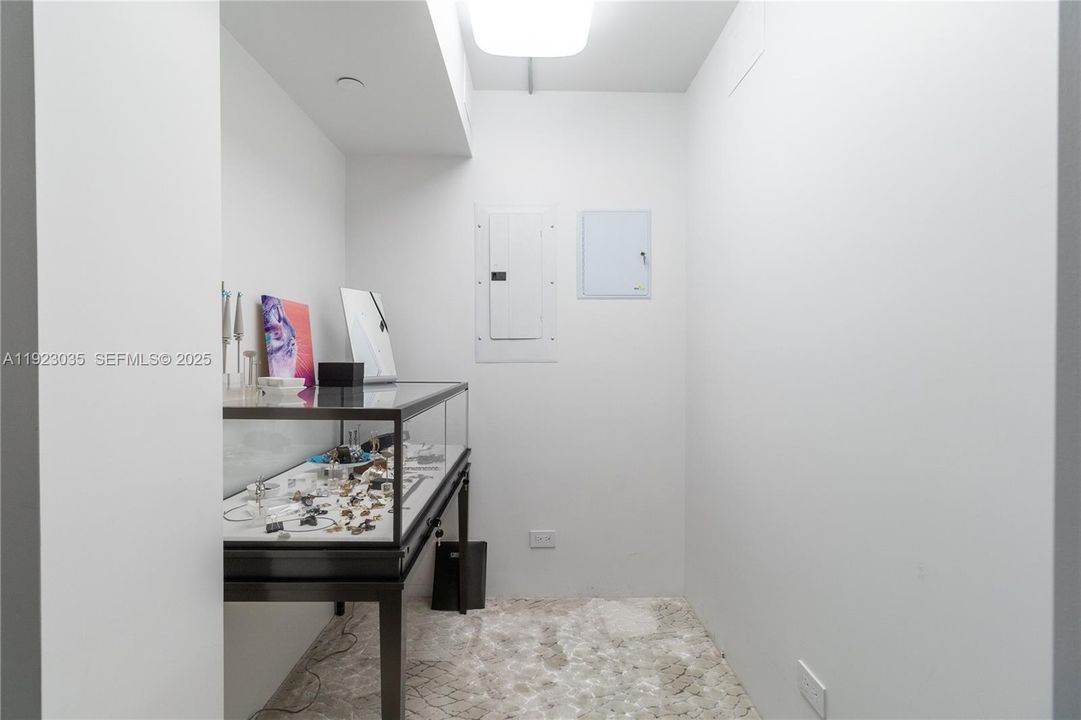 For Sale: $633,000 (1 beds, 2 baths, 1230 Square Feet)