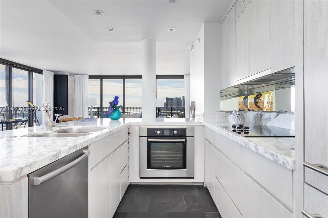 For Sale: $633,000 (1 beds, 2 baths, 1230 Square Feet)