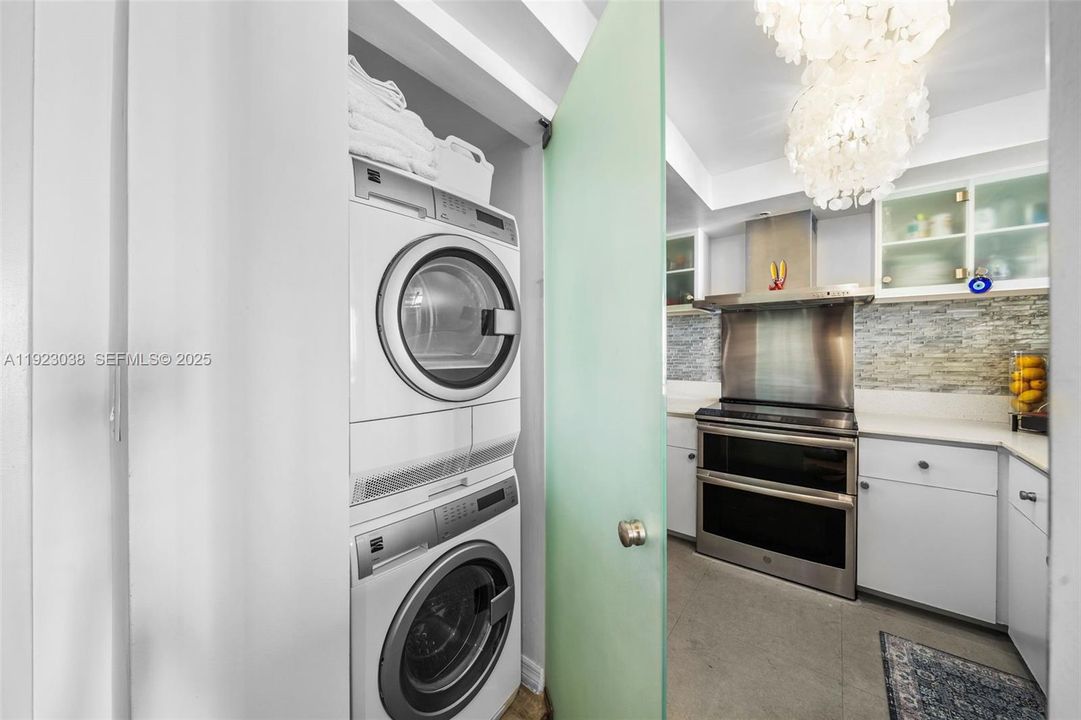 For Sale: $1,199,000 (1 beds, 1 baths, 858 Square Feet)