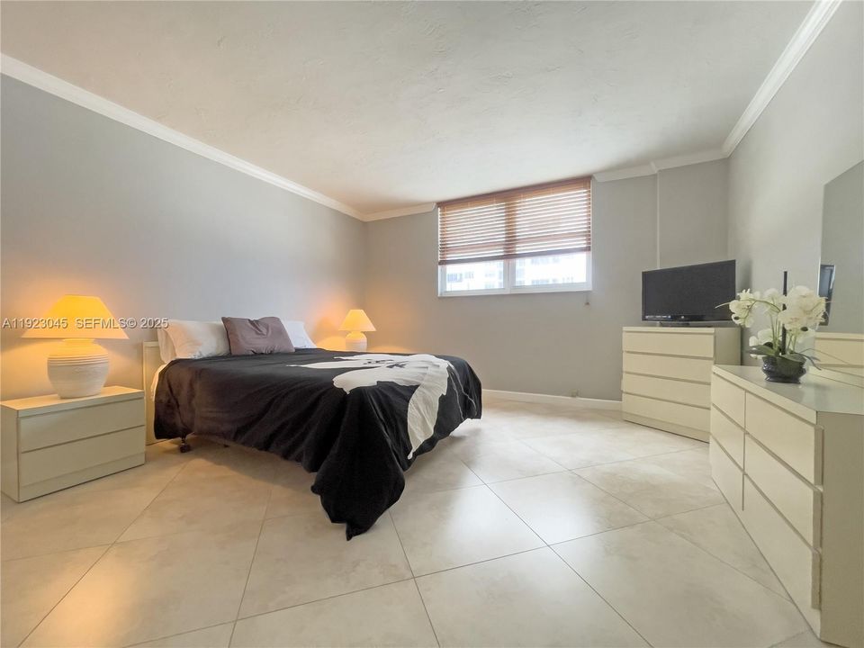 Guest Bedroom, Split Floorplan
