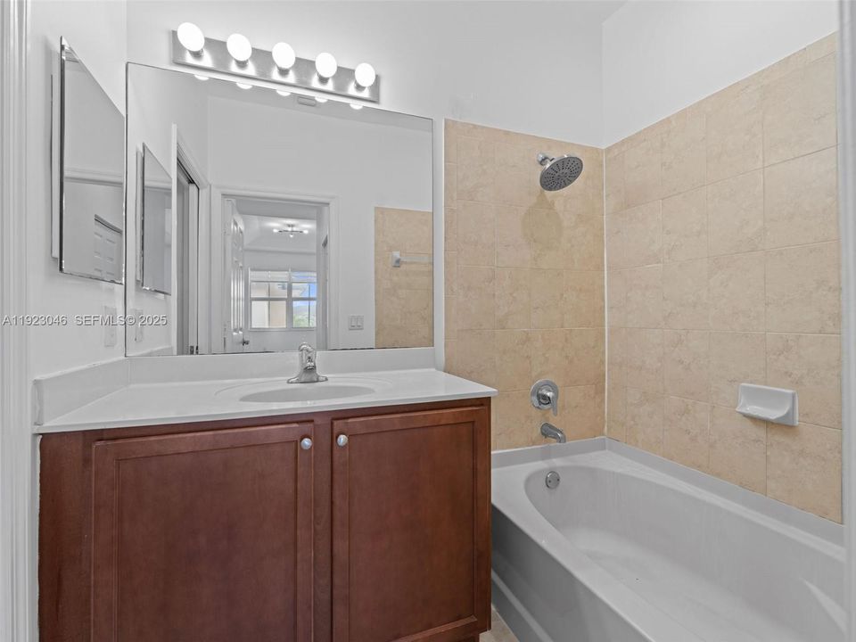 出租: $2,450 (2 贝兹, 2 浴室, 1088 平方英尺)