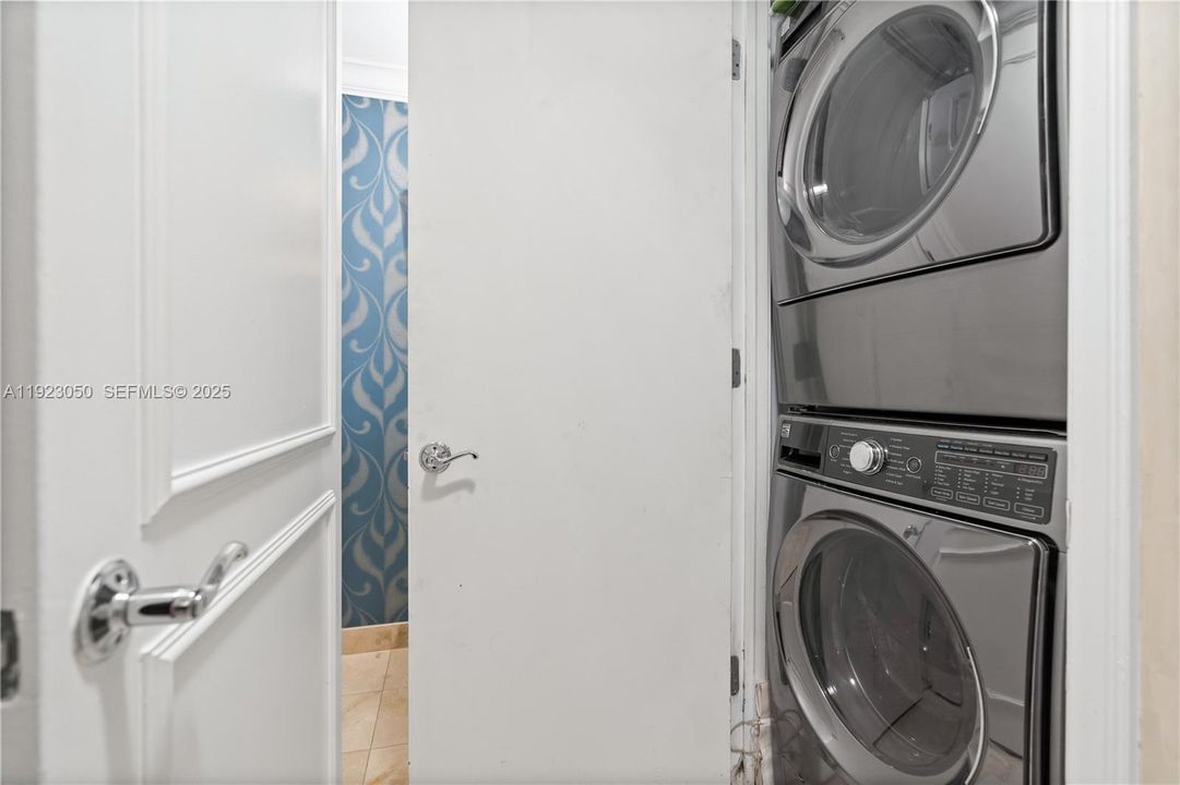 出租: $7,500 (1 贝兹, 1 浴室, 938 平方英尺)