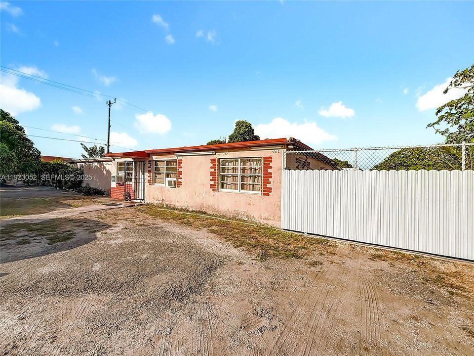 For Sale: $499,000 (4 beds, 2 baths, 1711 Square Feet)