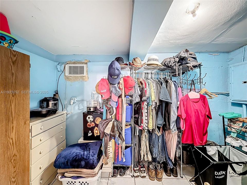 For Sale: $499,000 (4 beds, 2 baths, 1711 Square Feet)