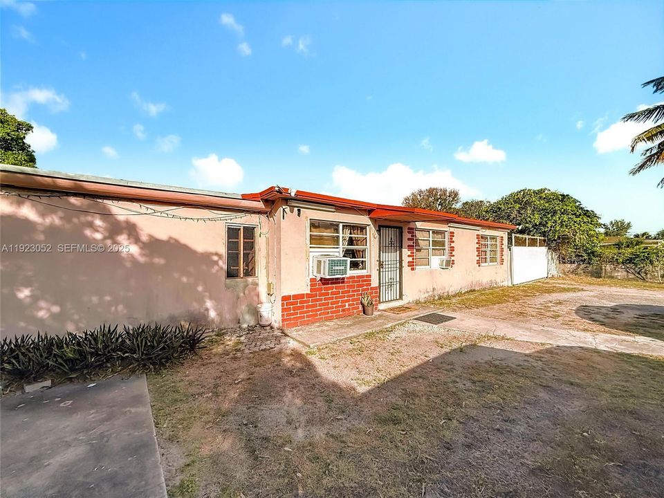 For Sale: $499,000 (4 beds, 2 baths, 1711 Square Feet)
