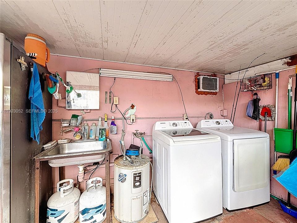 For Sale: $499,000 (4 beds, 2 baths, 1711 Square Feet)