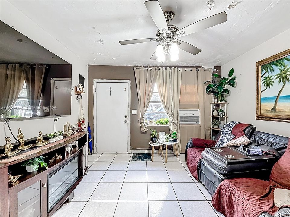 For Sale: $499,000 (4 beds, 2 baths, 1711 Square Feet)