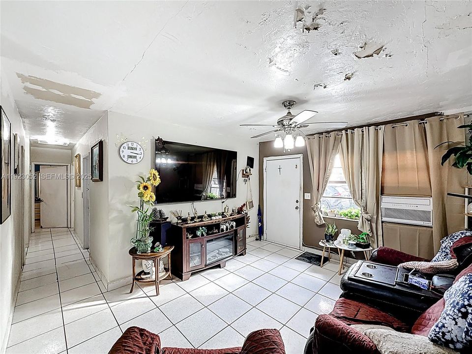 For Sale: $499,000 (4 beds, 2 baths, 1711 Square Feet)