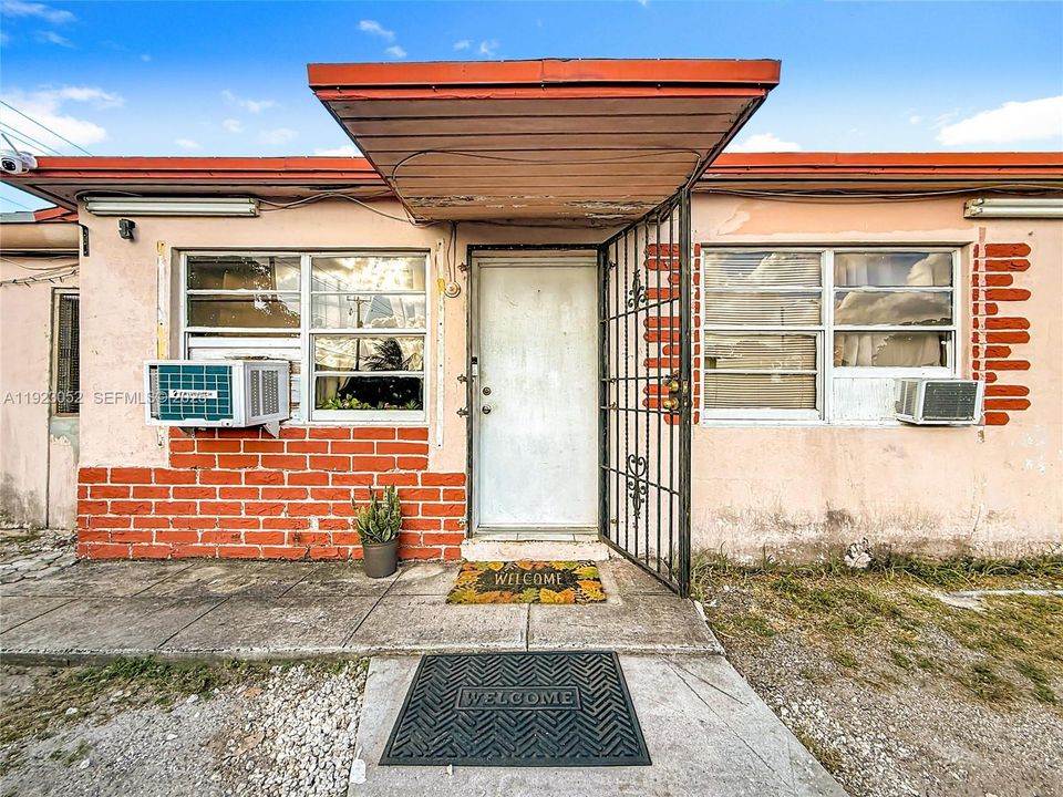 For Sale: $499,000 (4 beds, 2 baths, 1711 Square Feet)